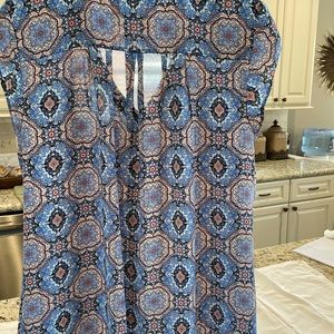 DR2 adorable sleeveless top. Good‎ condition medium.